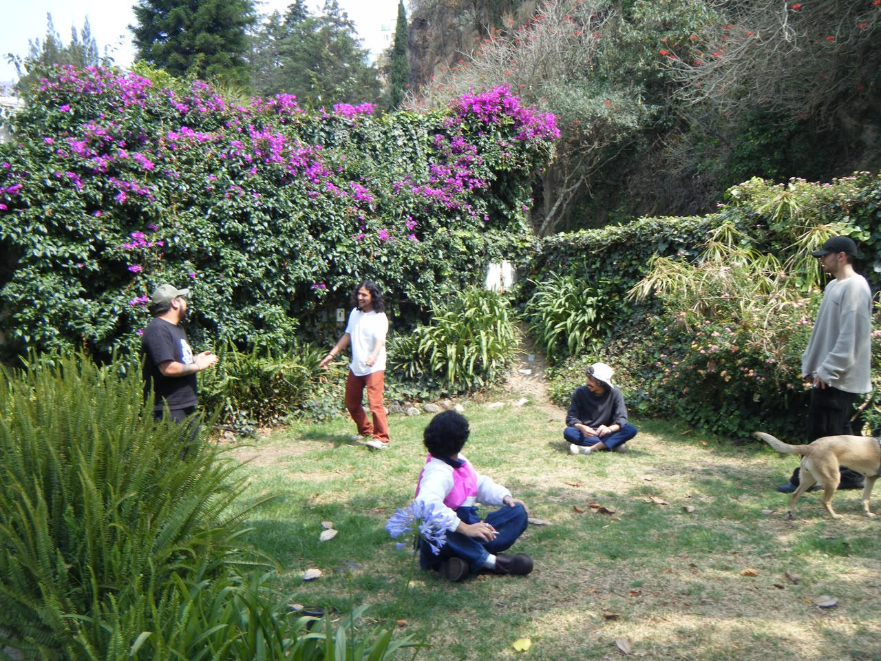 El crew de Radio Escondido en el jardín